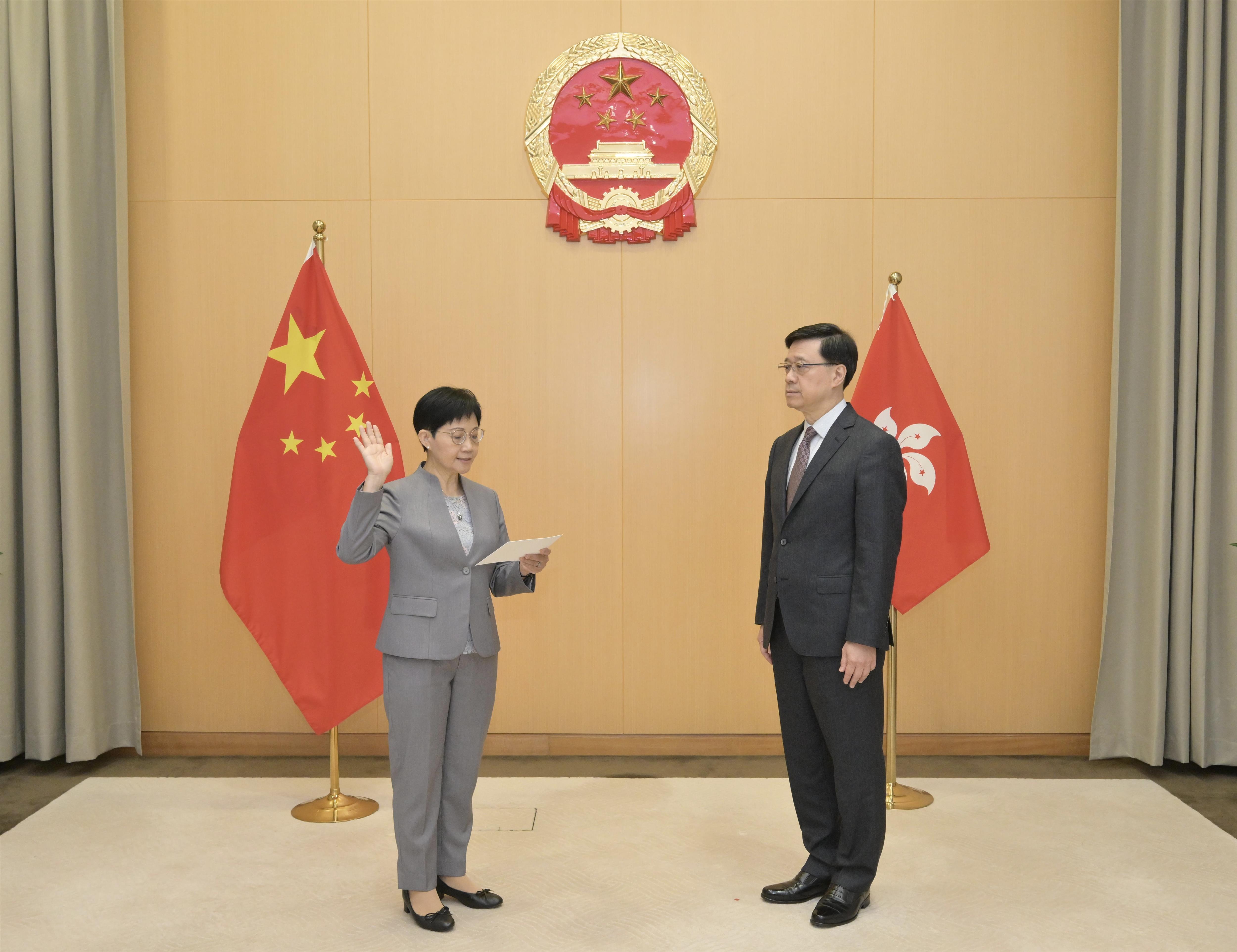 The new Chairperson of the Equal Opportunities Commission, Ms Linda Lam Mei-sau, today (April 10) took an oath, which was administered by the Chief Executive, Mr John Lee, and swore that she will uphold the Basic Law of the Hong Kong Special Administrative Region (HKSAR) of the People's Republic of China (PRC), bear allegiance to the HKSAR of the PRC and serve the HKSAR conscientiously, dutifully, in full accordance with the law, honestly and with integrity.